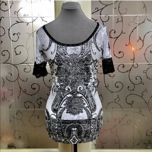 NWOT-DAYTRIP-BLK & WHT GRAPHIC TEE W/ LACE ACCENT